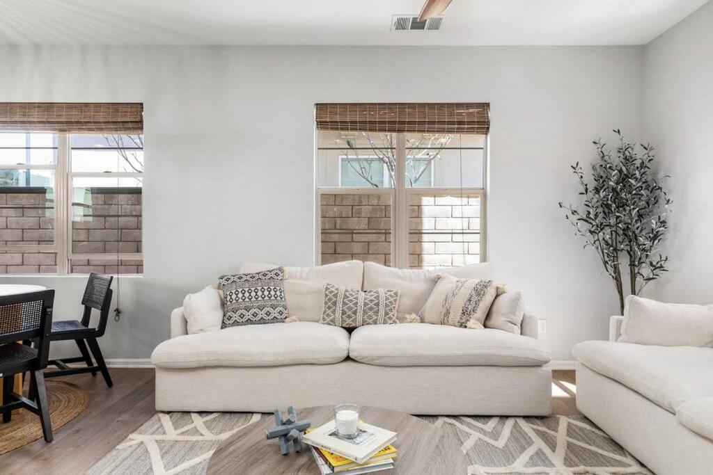Goode Homes Luxury Villa With Community Pool And Spa Santa Clarita Exterior foto