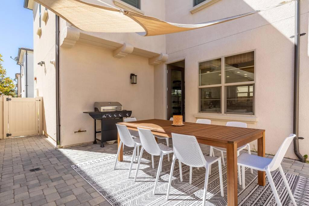 Goode Homes Luxury Villa With Community Pool And Spa Santa Clarita Exterior foto