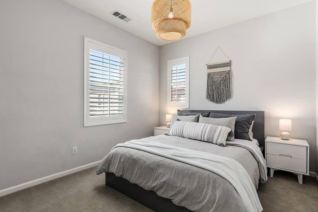Goode Homes Luxury Villa With Community Pool And Spa Santa Clarita Exterior foto