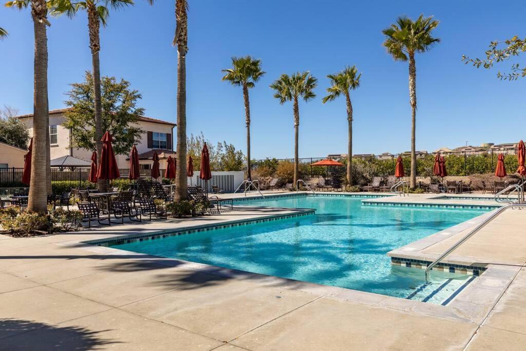 Goode Homes Luxury Villa With Community Pool And Spa Santa Clarita Exterior foto