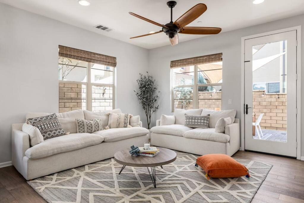 Goode Homes Luxury Villa With Community Pool And Spa Santa Clarita Exterior foto