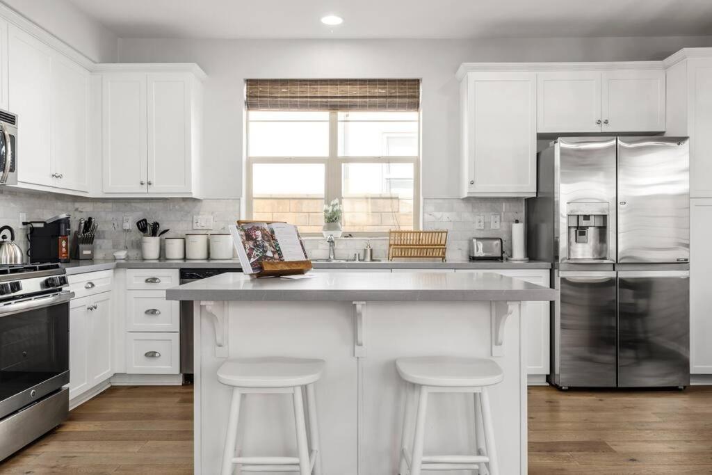 Goode Homes Luxury Villa With Community Pool And Spa Santa Clarita Exterior foto