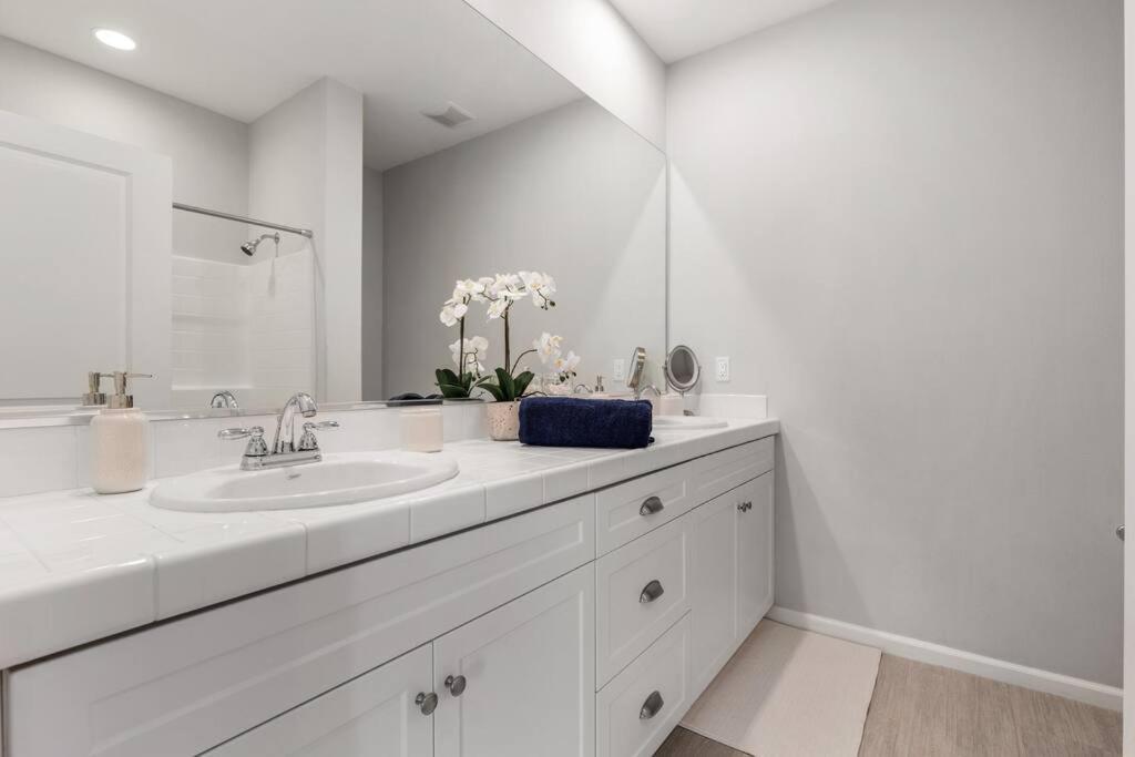 Goode Homes Luxury Villa With Community Pool And Spa Santa Clarita Exterior foto