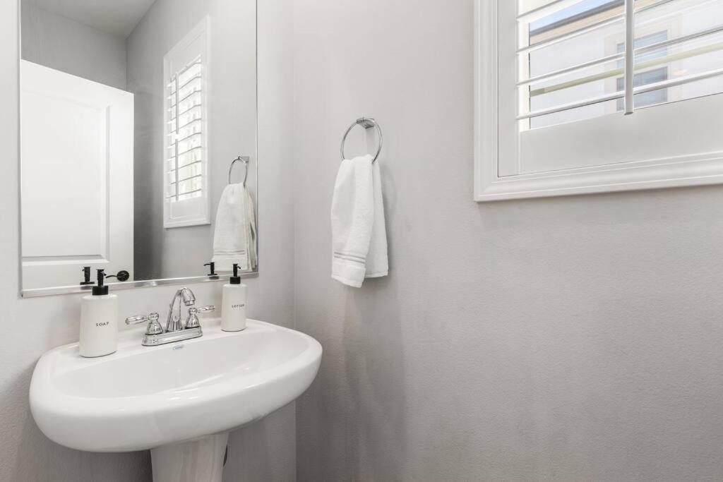 Goode Homes Luxury Villa With Community Pool And Spa Santa Clarita Exterior foto