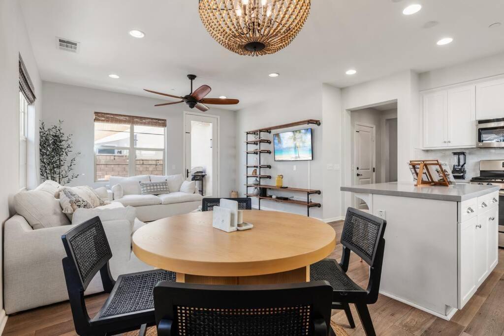 Goode Homes Luxury Villa With Community Pool And Spa Santa Clarita Exterior foto