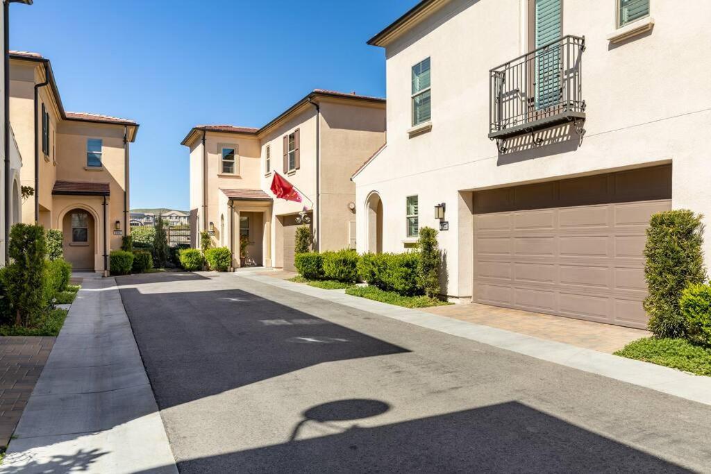 Goode Homes Luxury Villa With Community Pool And Spa Santa Clarita Exterior foto